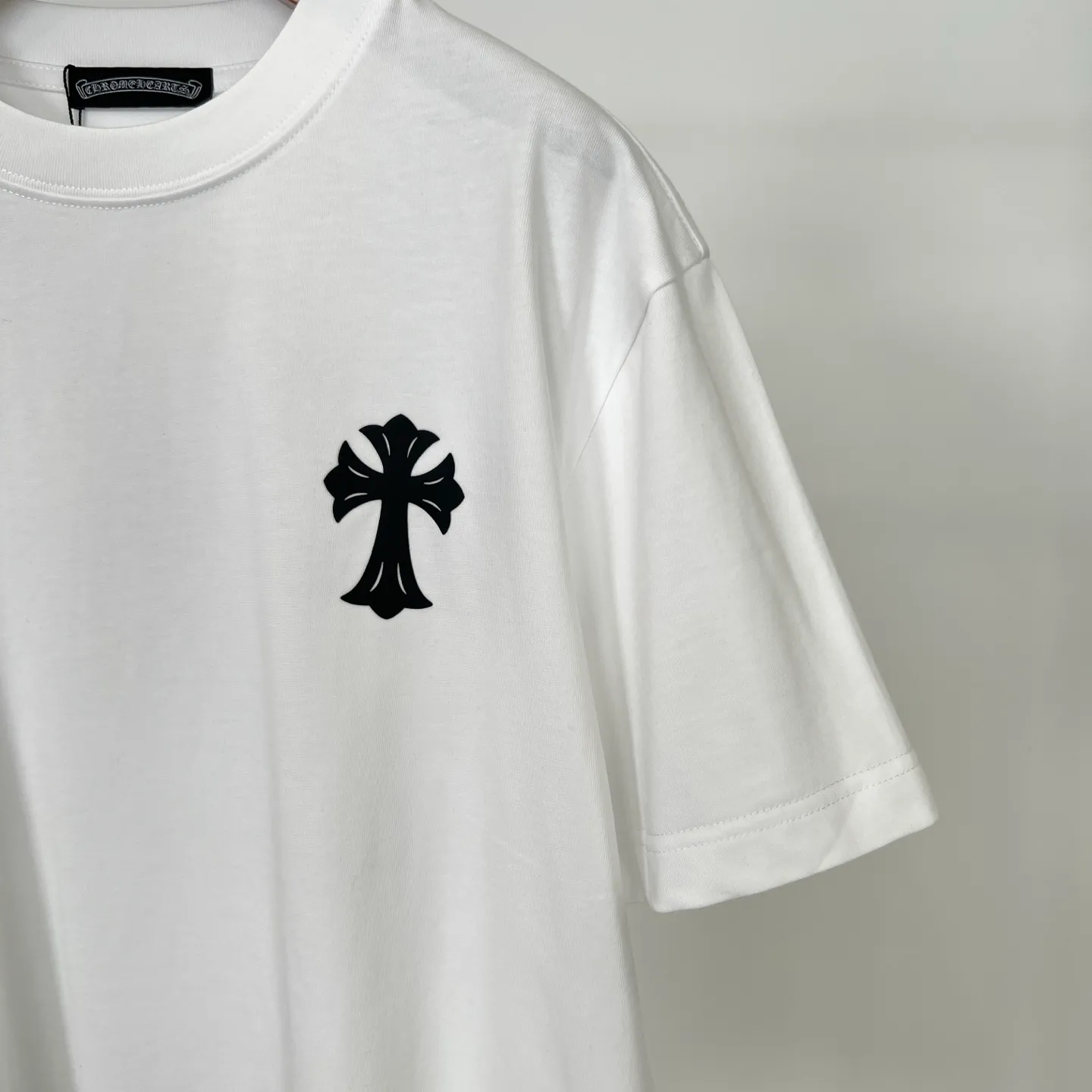 🅿️190 Luo Xin’s new summer T-shirt! This Sanskrit cross printed round neck short sleeves is simply a must-have for fashionistas. Salona cotton fabric is super comfortable, soft and skin-friendly, and has excellent breathability, making it perfect for summer wear. The Sanskrit cross print design on it is amazing, full of mystery and high-end, and the details are so exquisite that it makes people scream. It is worthy of Kroxin, and it vividly interprets the trend and personality. The loose fit is super friendly to all body shapes, covers the flesh and is comfortable, and looks good no matter how you wear it. Pair it with jeans and you'll look cool on the street. Pair it with sweatpants and you'll instantly look energetic and trendy. When you wear it and go out, you will feel like you are the spokesperson of fashion, and it will definitely turn heads. Color: black, white Size: S-2XL